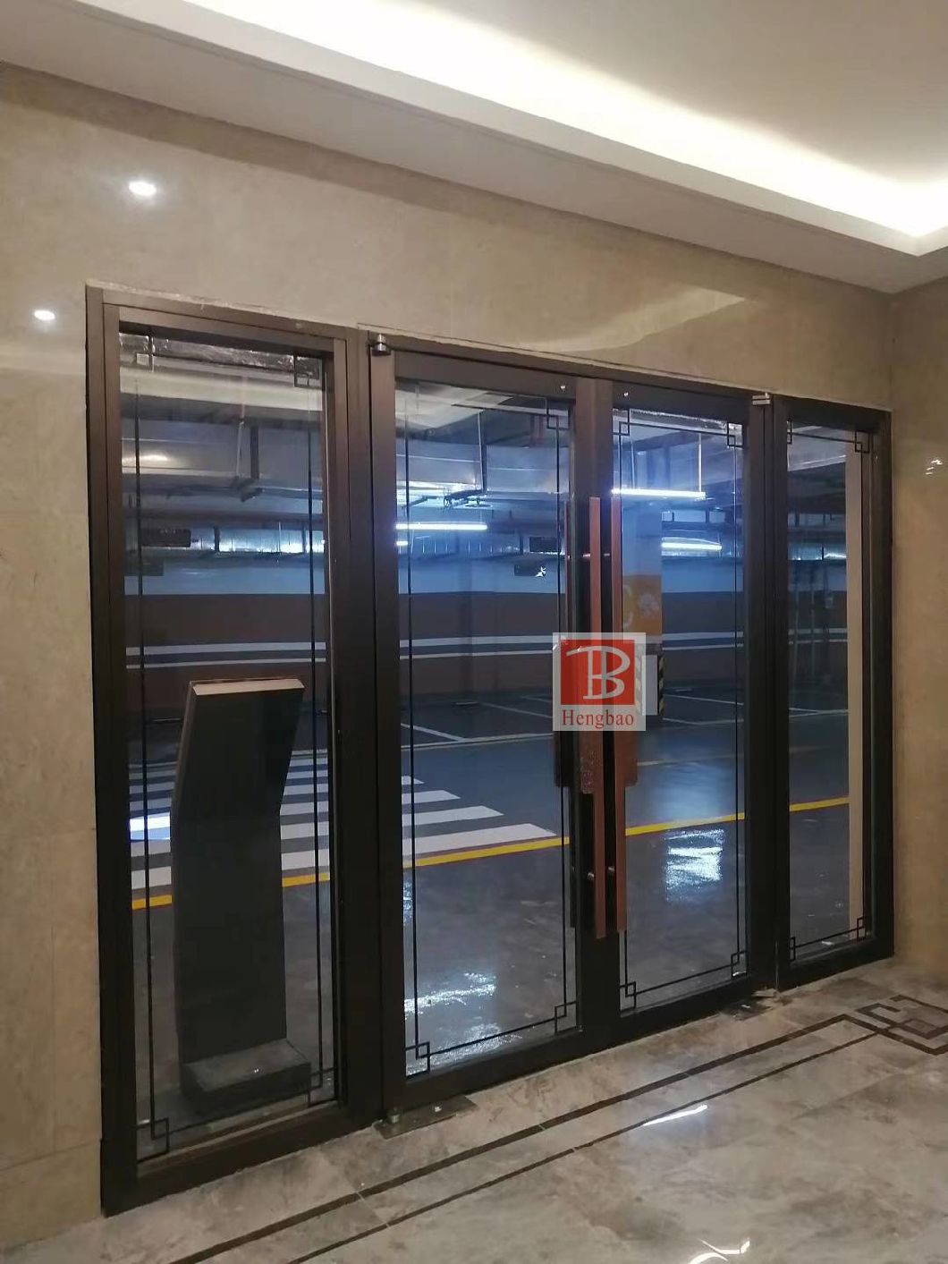 Laminated glass partitions for fire safety Mamparas de vidrio laminado para seguridad contra incendios.